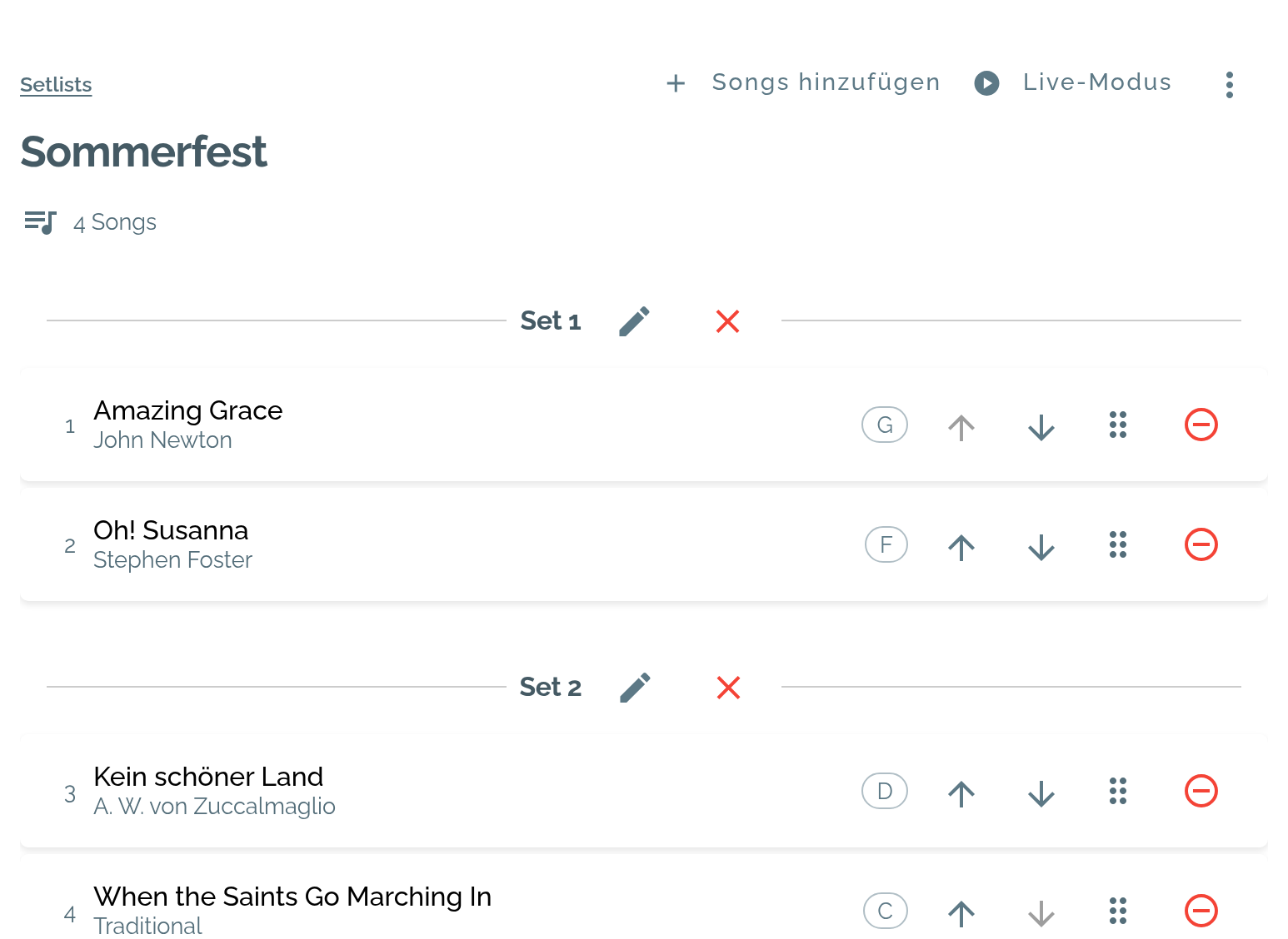 Eine Setlist Sommerfest mit zwei Sets und vier Songs. Jede Zeile zeigt Titel, Interpret und Tonart, oben die Knöpfe Songs hinzufügen und Live-Modus.